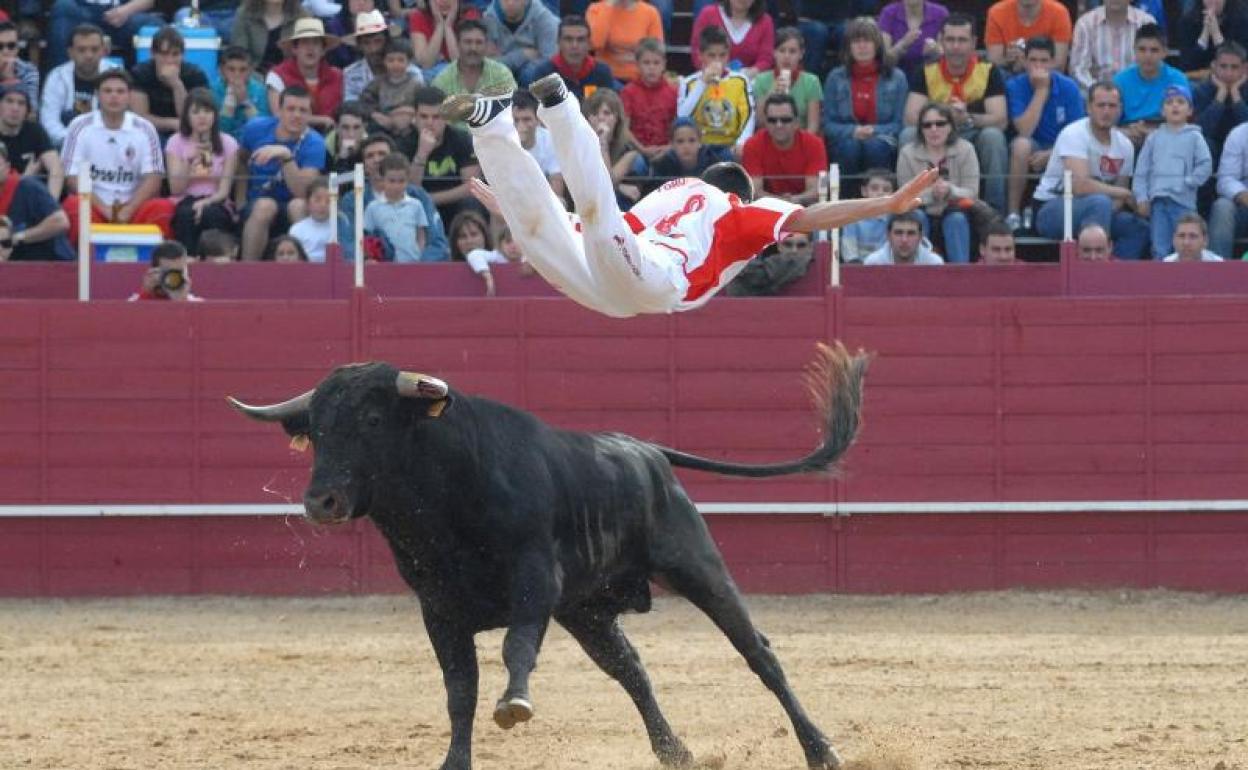 Miguel Angel García hace un recorte en un festival en Benavente.