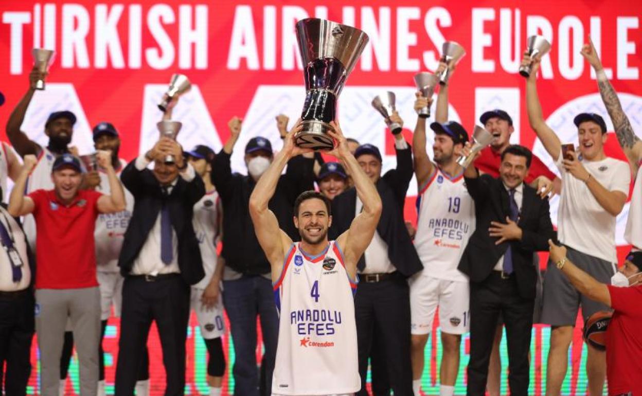 El capitán del Anadolu Efes, Dogus Balbay, levanta el trofeo de la Euroliga. 