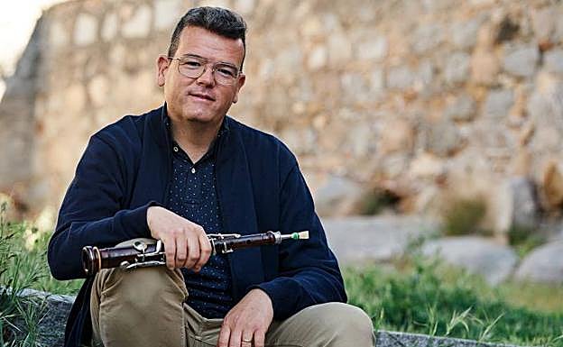 Germán Alameda posa con su inseparable dulzaina.