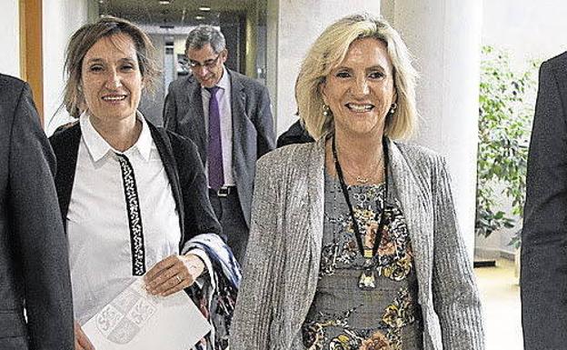 Las consejeras de Educación, Rocío Lucas, y de Sanidad, Verónica Casado.