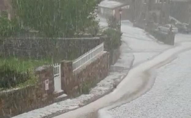 Una imagen de la localidad en el momento de la granizada.