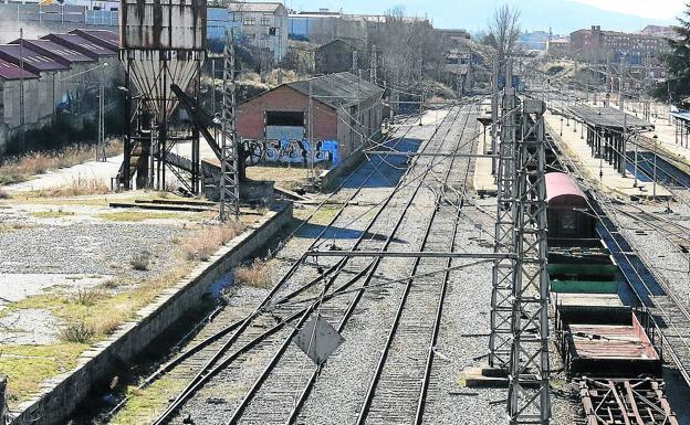 Vieja estación de Renfe, terrenos que siguen igual que hace trece años. 