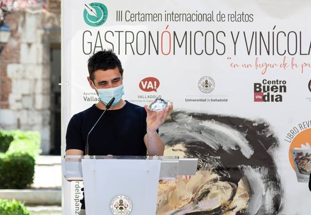 David Villorejo en la entrega del III Certamen Internacional de Relatos Gastronómicos y Vinícolas, en los jardines del Palacio de Santa Cruz, en Valladolid. 