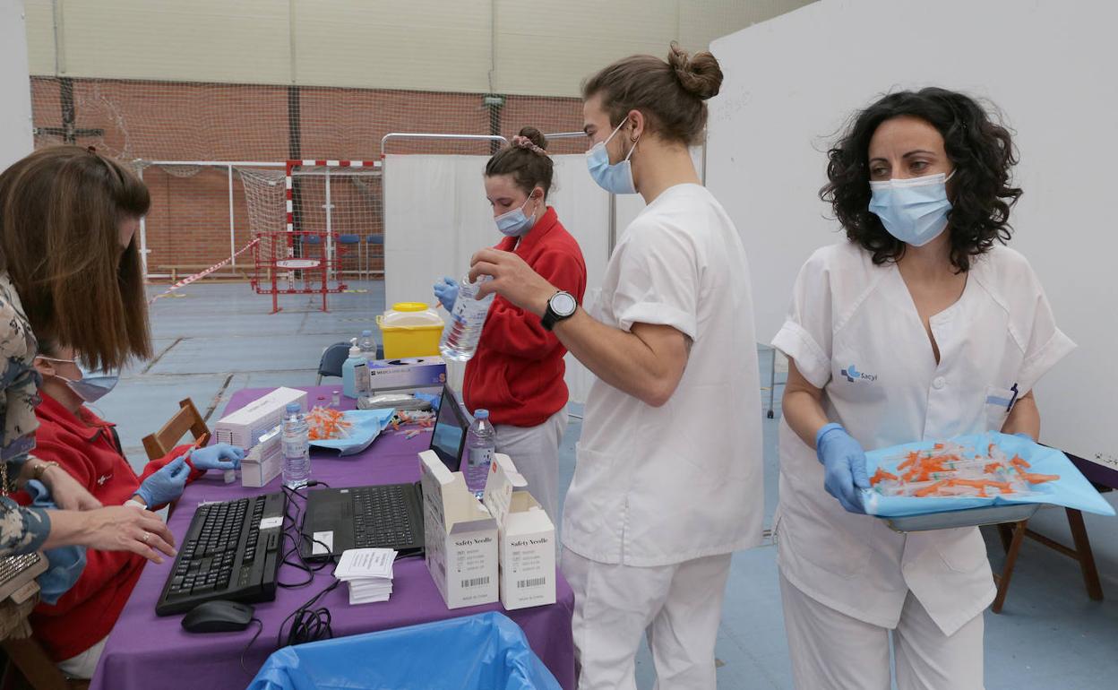 El equipo de vacunación prepara las dosis, este jueves en Campos Góticos.