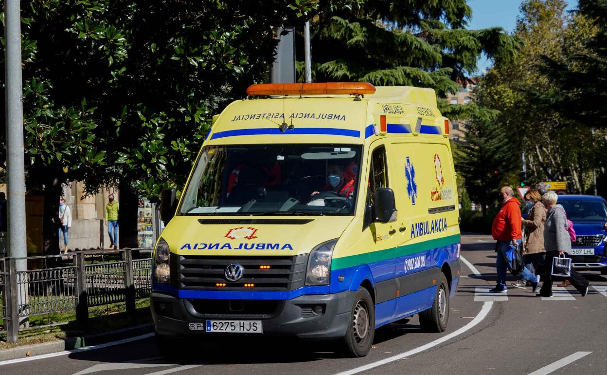 Una ambulancia acude a una llamada de emergencia 