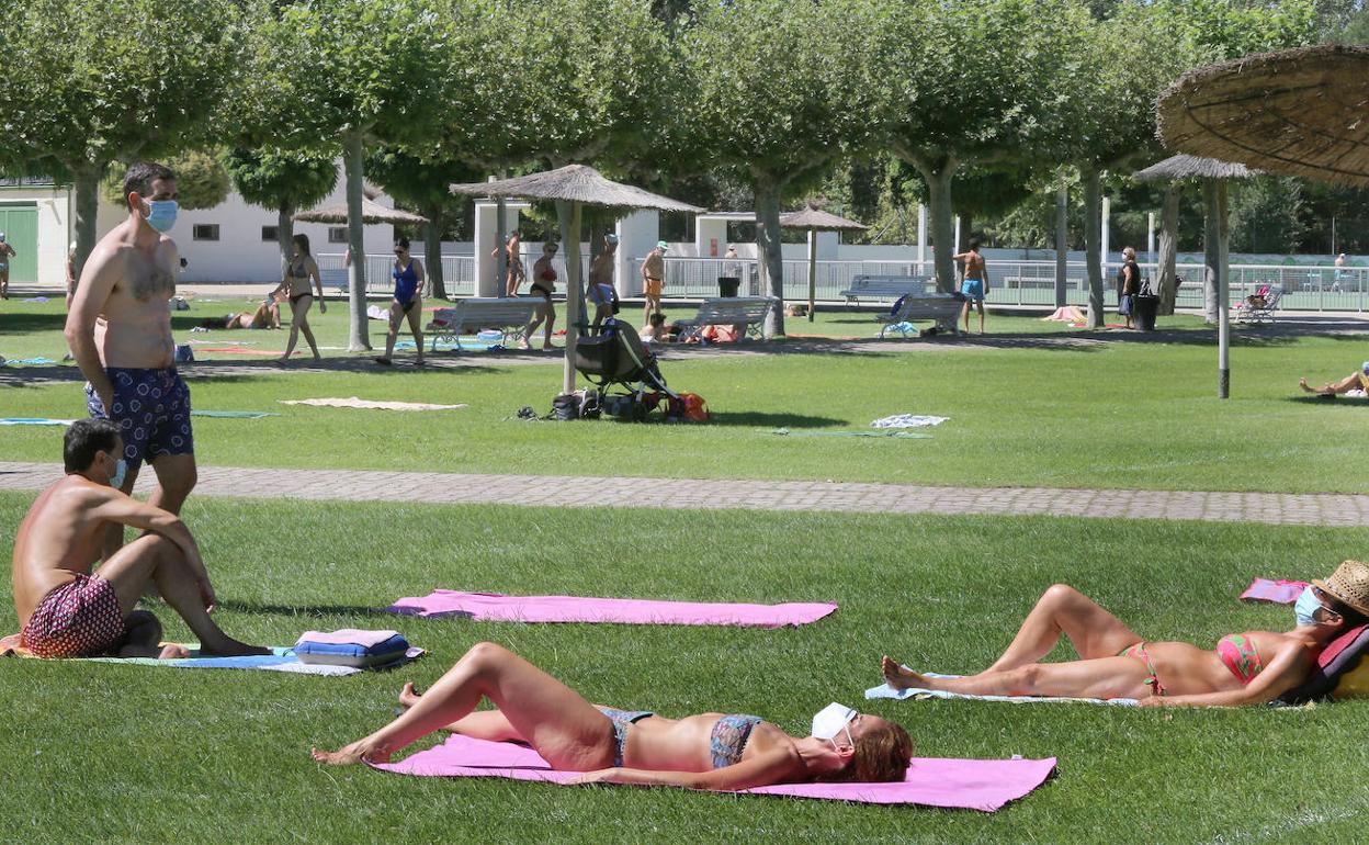 Usuarios con mascarilla, en las piscinas municipales, el pasado verano. 