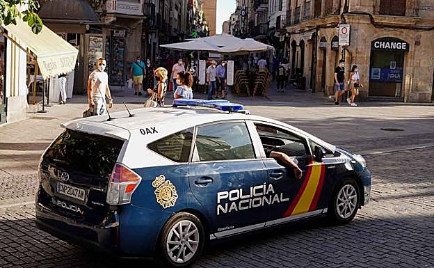 Una patrulla de la policía nacional patrulla el casco histórico 