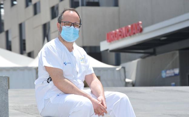 El doctor Santiago Juarros, en el Hospital Clínico de Valladolid. 