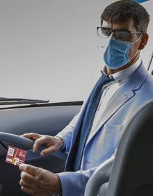 Imagen secundaria 2 - El consejero poresenta el bono de transporte rural gratuito este lunes en Cantalejo. Abajo, a la izquierda, el conductor de un autobús muestra la aplicación móvil, y a la derecha, el alcalde briquero enseña el funcionamiento del bono. 