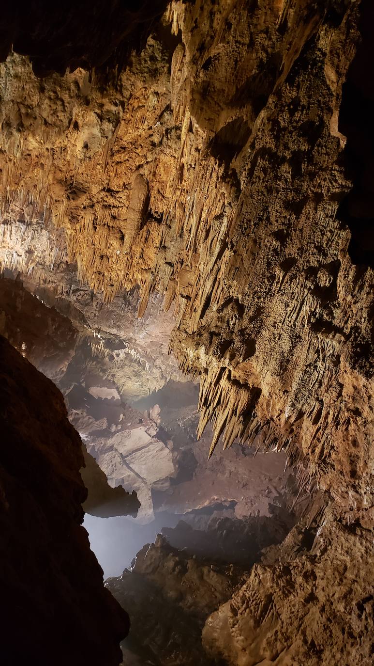 Ubicada en el corazón de la montaña leonesa la Cueva de Valporquero sigue deslumbrando una y mil veces. Un millón de años de historia convierten sus salas en un escenario al que merece la pena regresar de forma recurrente. 