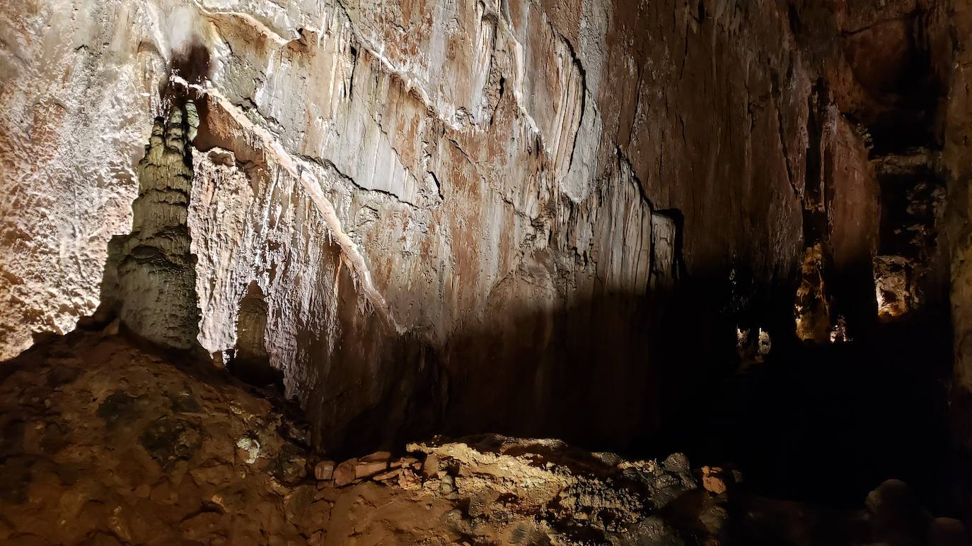 Ubicada en el corazón de la montaña leonesa la Cueva de Valporquero sigue deslumbrando una y mil veces. Un millón de años de historia convierten sus salas en un escenario al que merece la pena regresar de forma recurrente. 