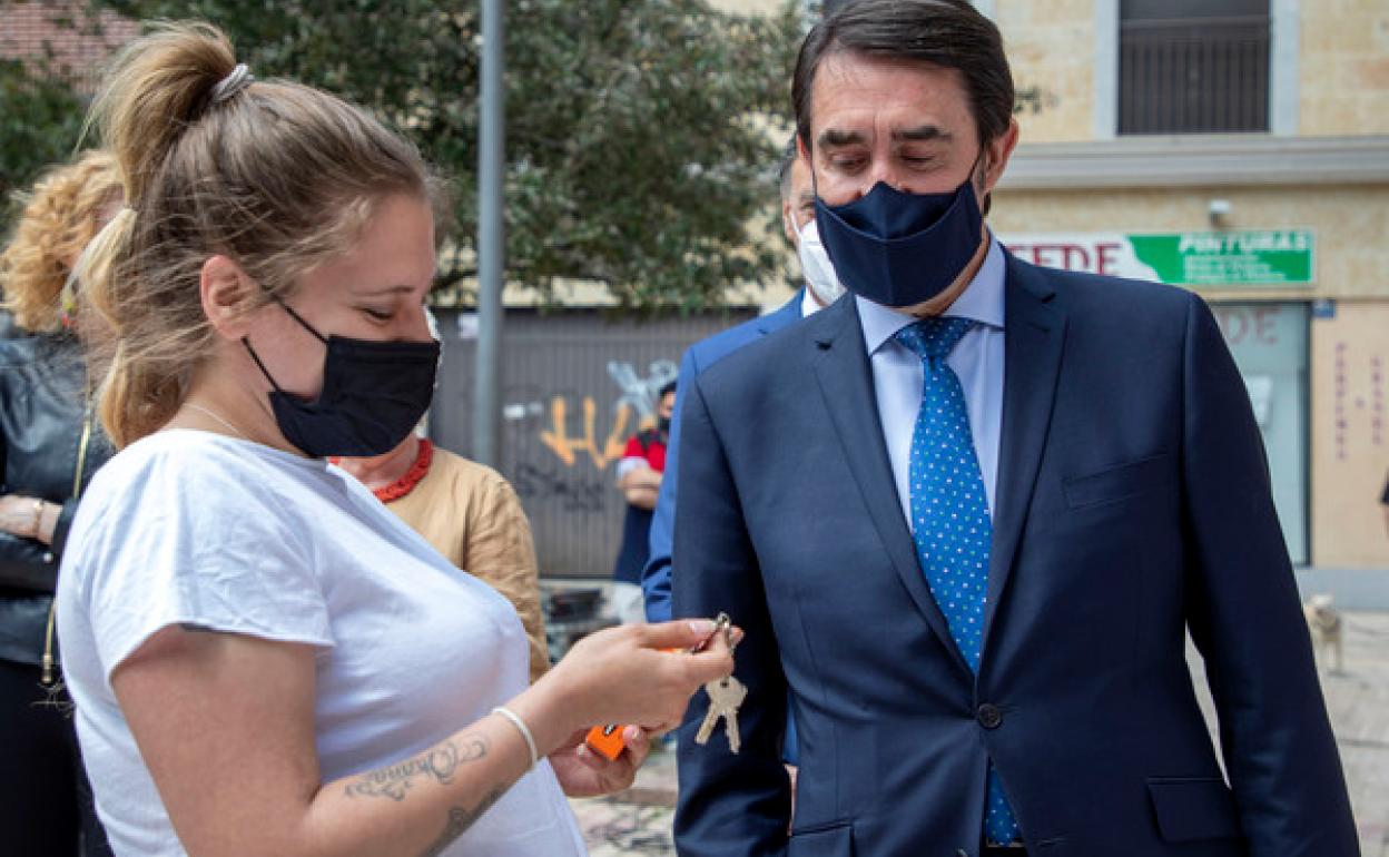 Una de las nuevas propietarias recibe las llaves de su casa 