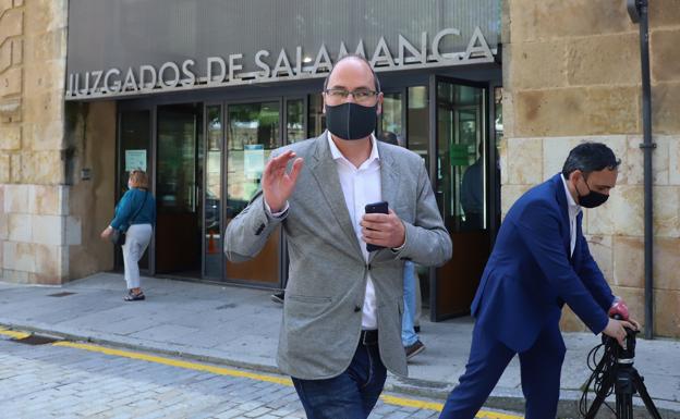 Xabier Dóminguez Gabiña, director de Análisis y Planificación de la Junta, a las puertas de los juzgados.