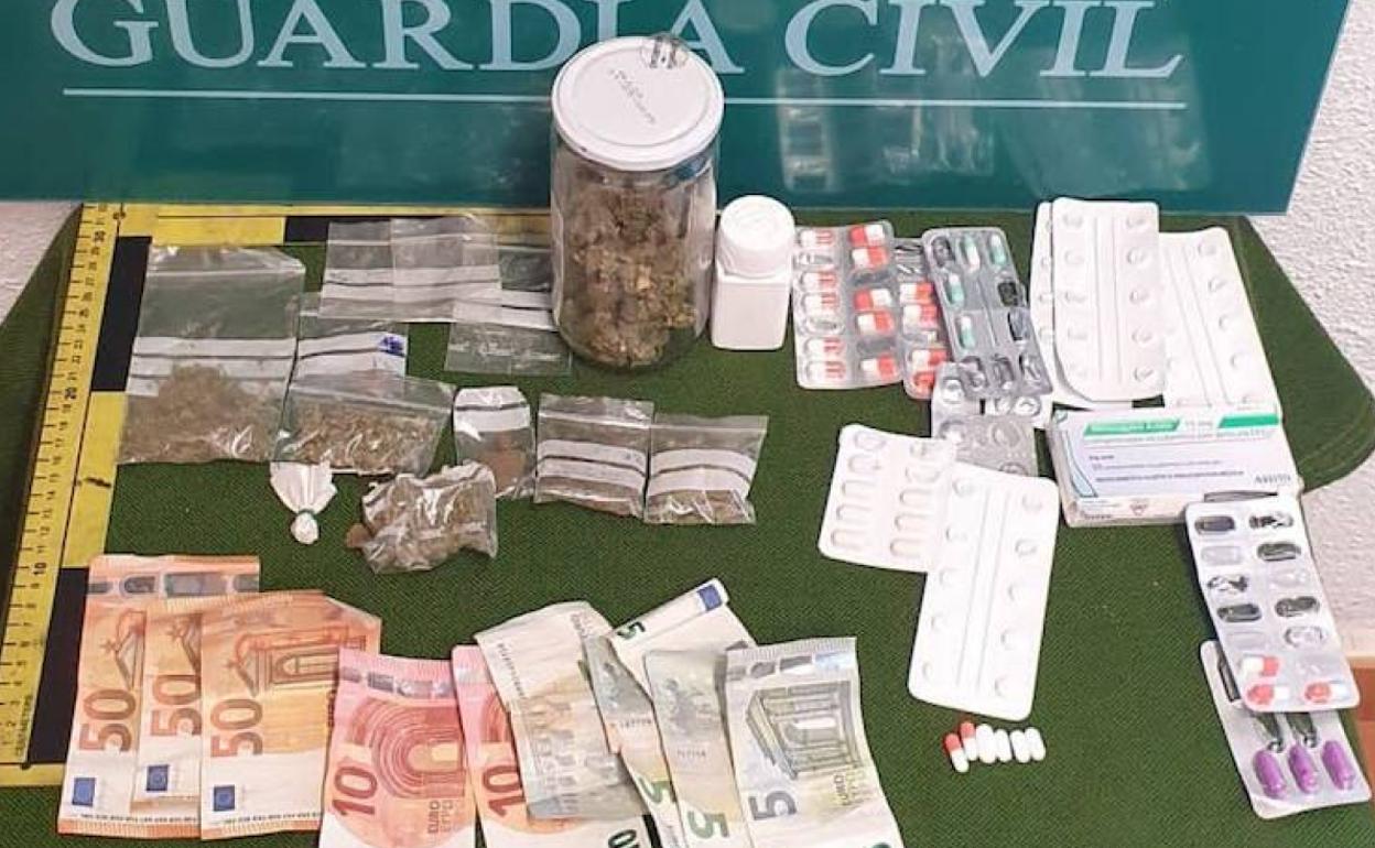 Estupefacientes y dinero incautados por la Guardia Civil en la intervención. 