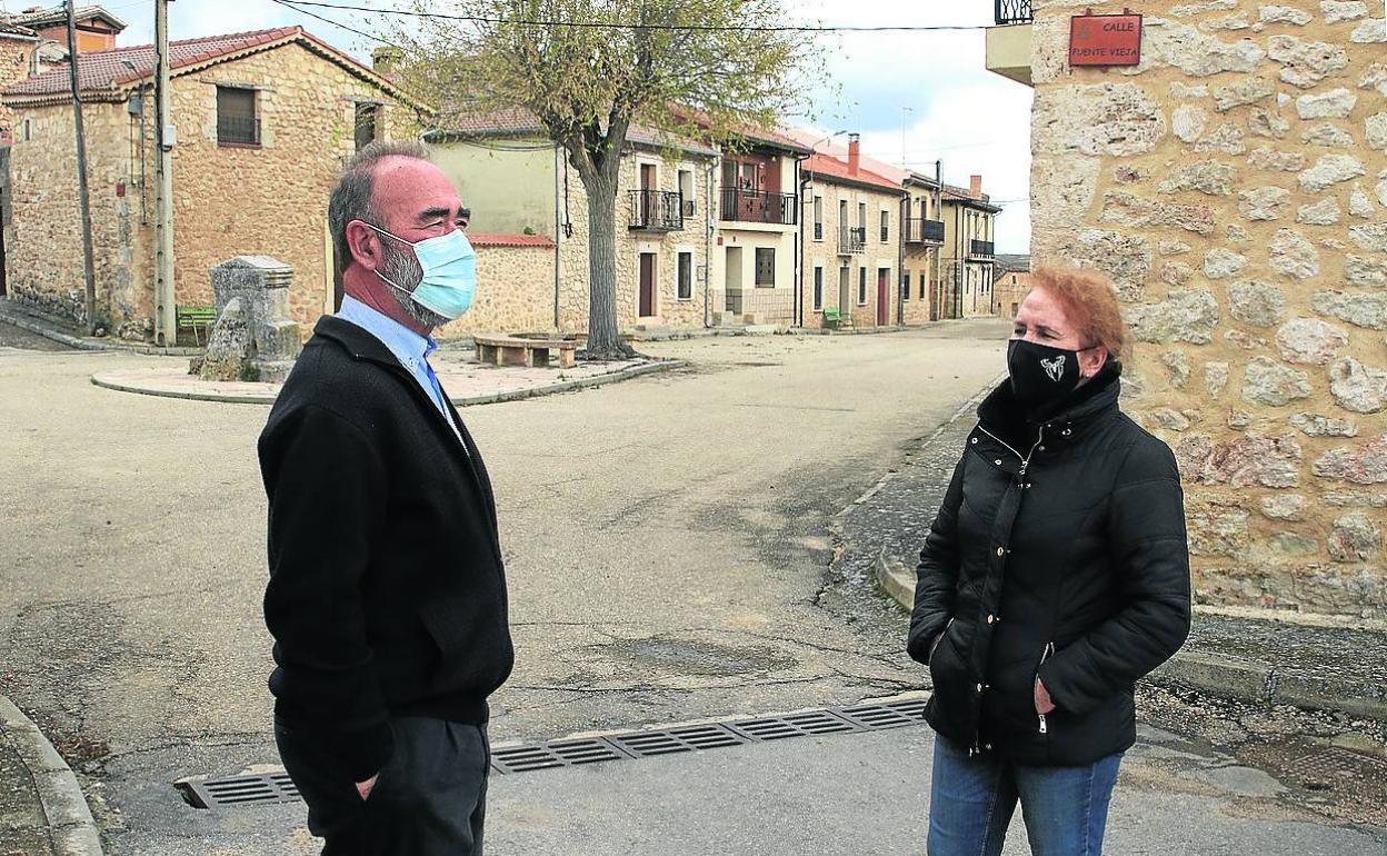 Dos vecinos charlan en una calle de Valdevarnés. 