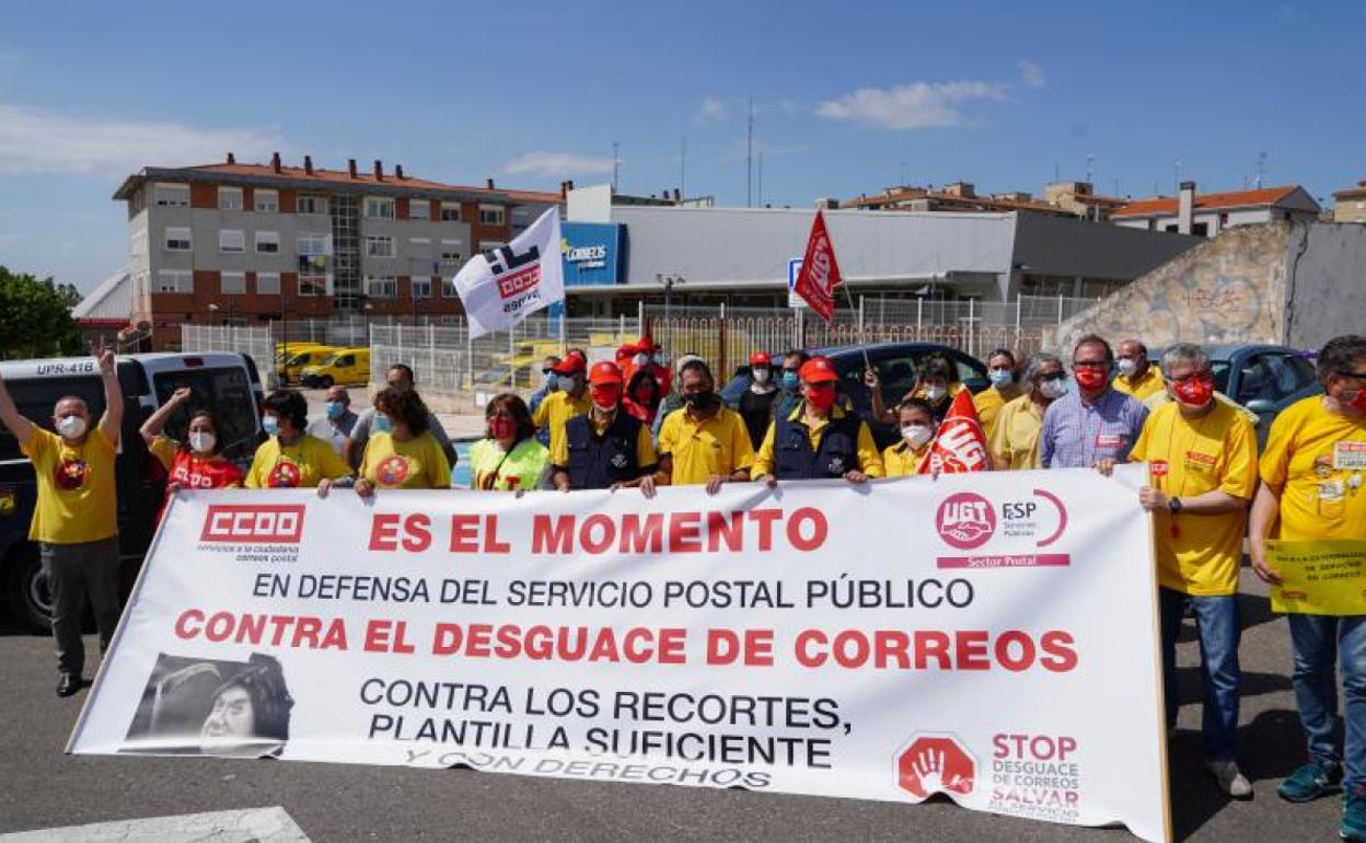 Trabajadores de Corres Salamanca antes de la 'Rodada' de ayer 