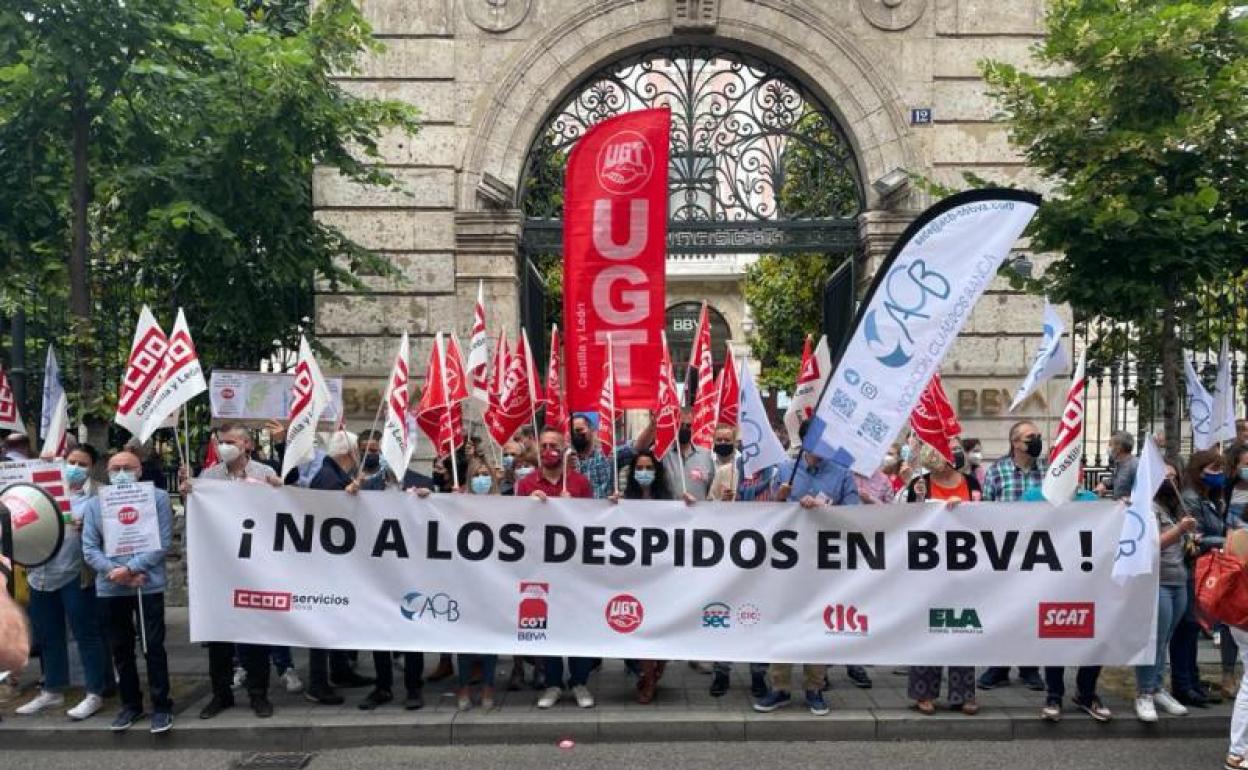 Trabajadores del banco frente a la sede de Duque de la Victoria de Valladolid