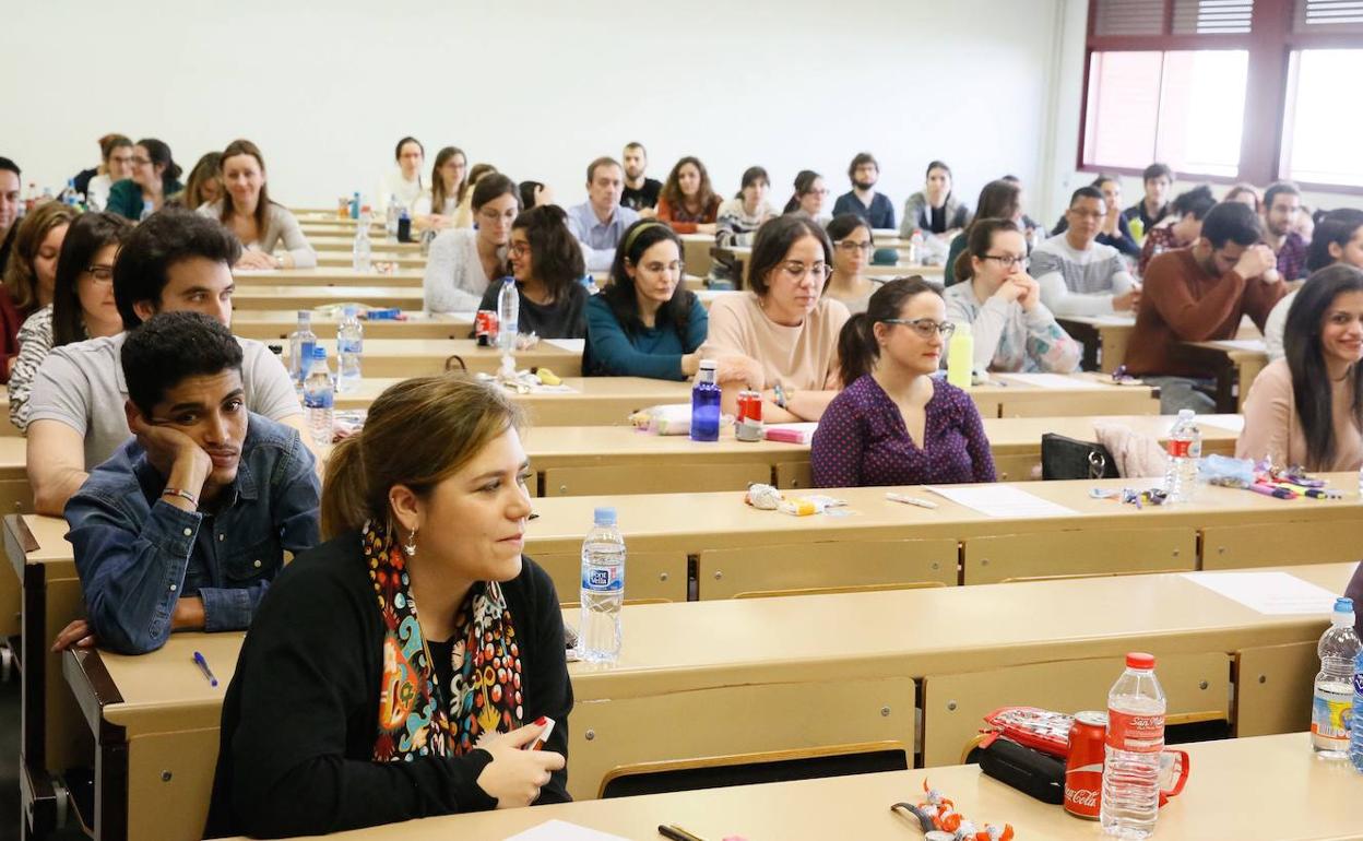 Aspirantes a las pruebas del MIR en el Aulario de la Universidad de Valladolid.