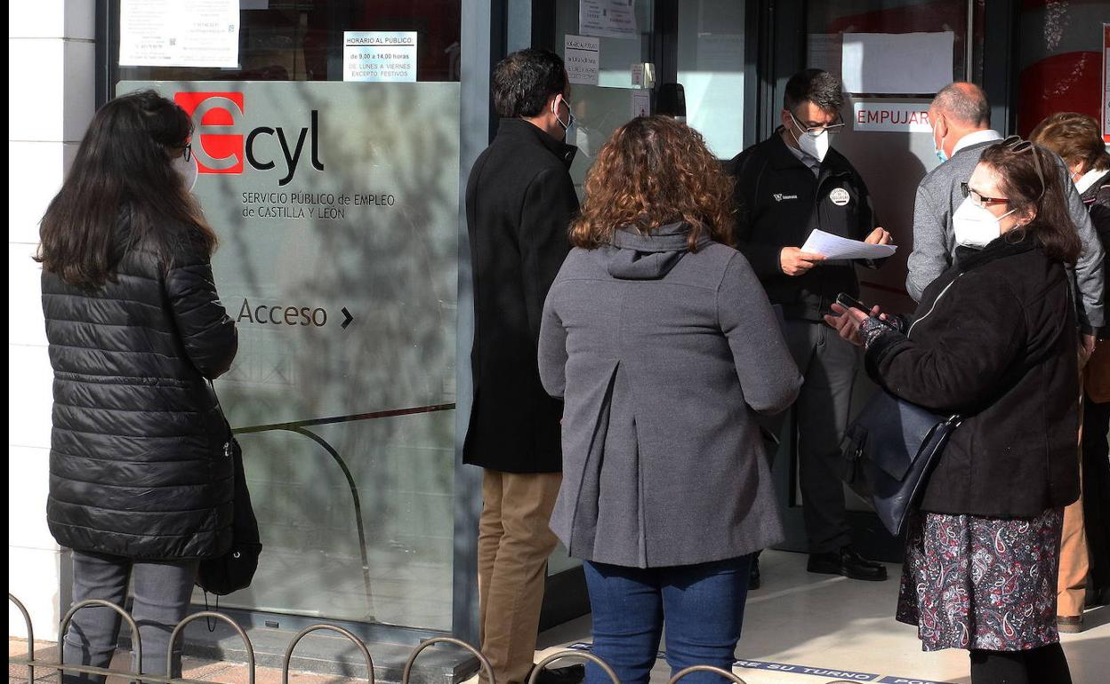 Cola en la puerta de una oficina del Ecyl en Segovia. 