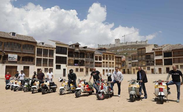 Participantes en la vuelta a España el Club Lambretta, en la plaza del coso peñafielense.