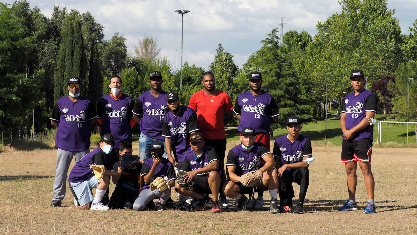 Los jugadores del CBS Valladolid durante un entrenamiento pese a las limitaciones que les plantea el campo de fútbol de Soto de la Medinilla ubicado en Barrio España