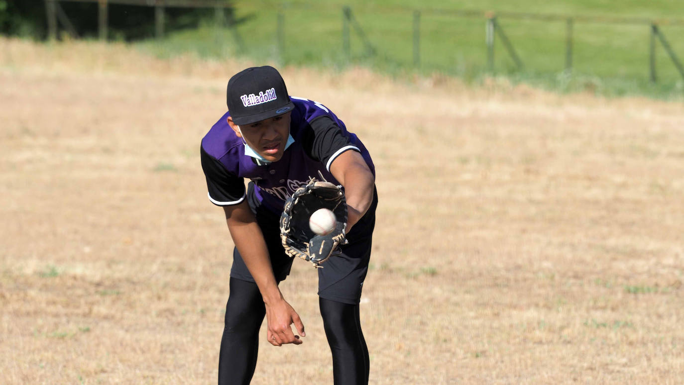 Los jugadores del CBS Valladolid durante un entrenamiento pese a las limitaciones que les plantea el campo de fútbol de Soto de la Medinilla ubicado en Barrio España