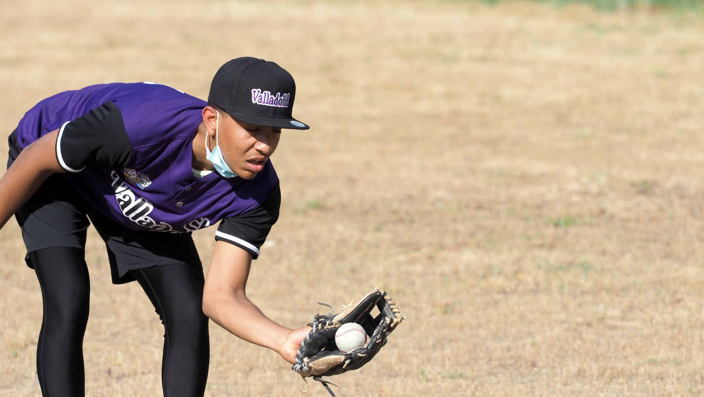 Los jugadores del CBS Valladolid durante un entrenamiento pese a las limitaciones que les plantea el campo de fútbol de Soto de la Medinilla ubicado en Barrio España