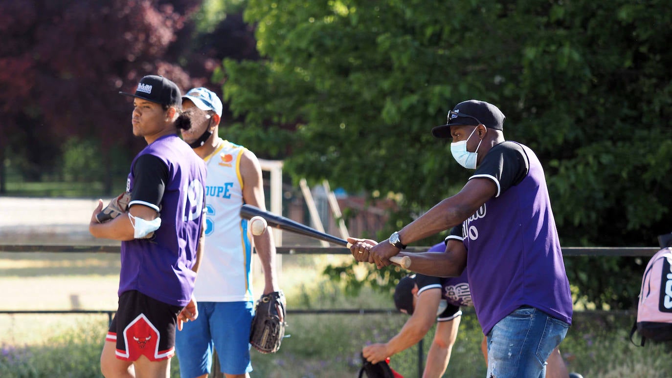 Los jugadores del CBS Valladolid durante un entrenamiento pese a las limitaciones que les plantea el campo de fútbol de Soto de la Medinilla ubicado en Barrio España