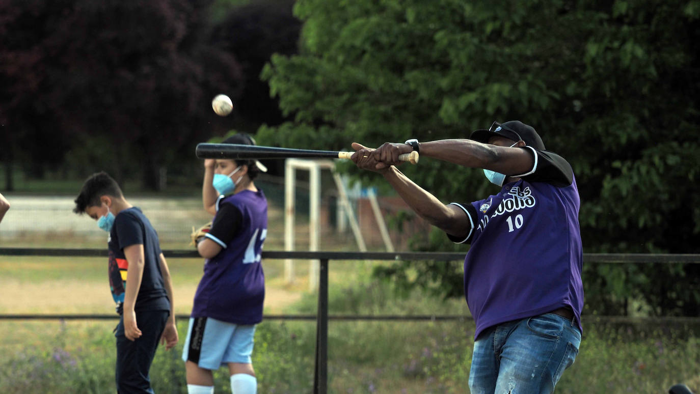 Los jugadores del CBS Valladolid durante un entrenamiento pese a las limitaciones que les plantea el campo de fútbol de Soto de la Medinilla ubicado en Barrio España