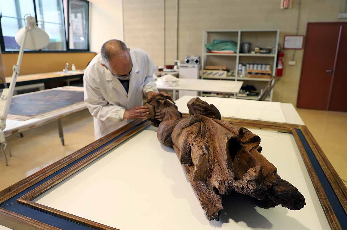 Félix muestra una de las obras que ha restaurado empleando una resina para recomponer un hueco destrozado. Esta pieza es de quita y pon para respetar el original y que pueda ser estudiado. 