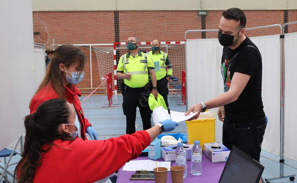 Vacunación de esta mañana en Campos Góticos, donde era necesario rellenar un consentimiento. 