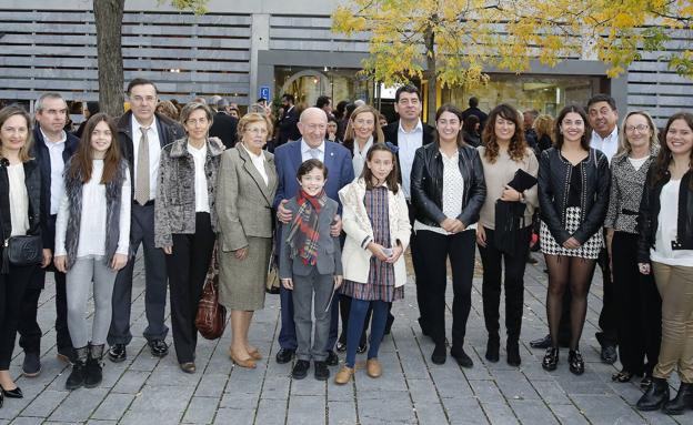 La familia Fernández Rivera al completo, con el patriarca Alejandro en el centro, en los buenos tiempos. 