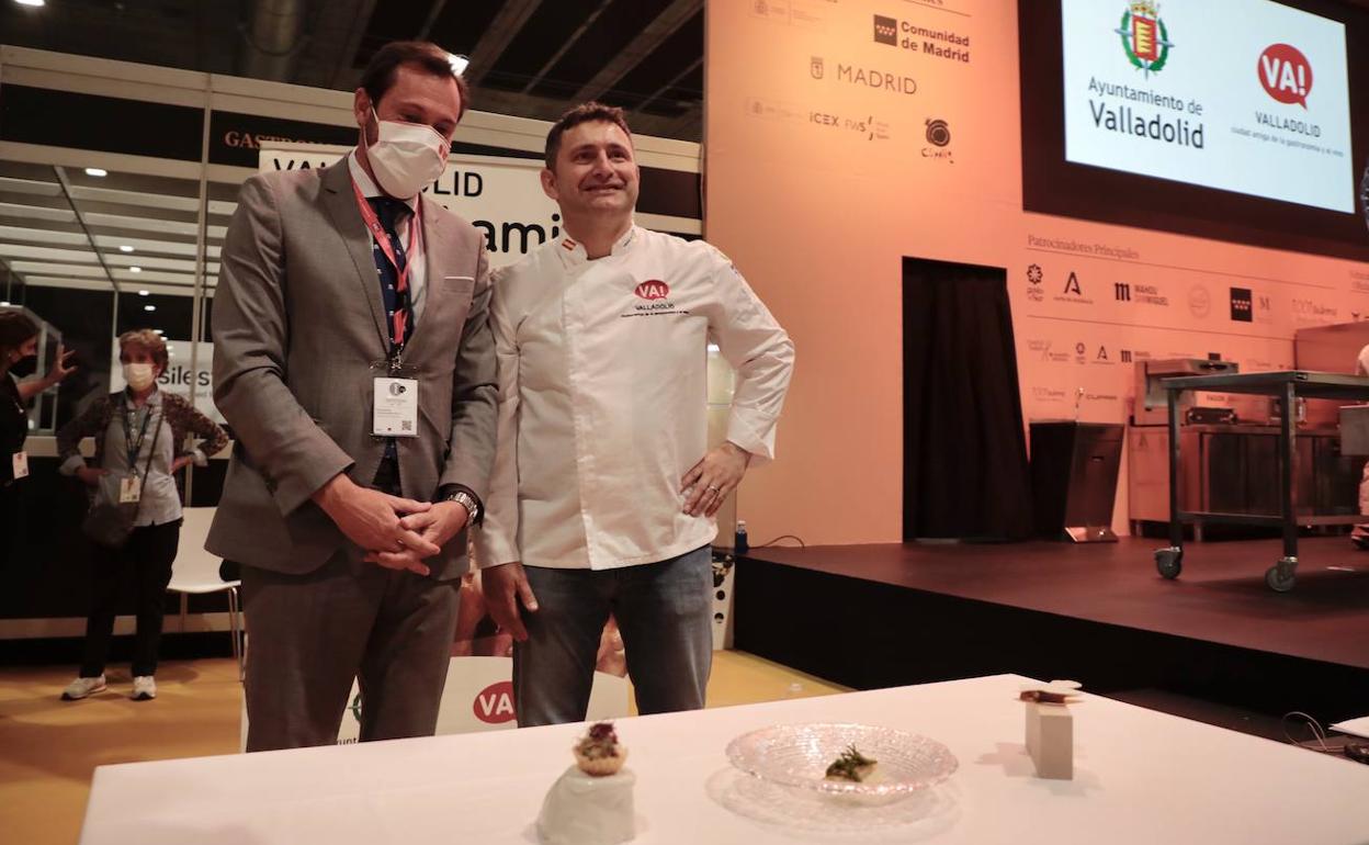 El alcalde de Valladolid, Óscar Puente, junto al cocinero con estrella Michelin Víctor Martín, en Madrid Fusión. 