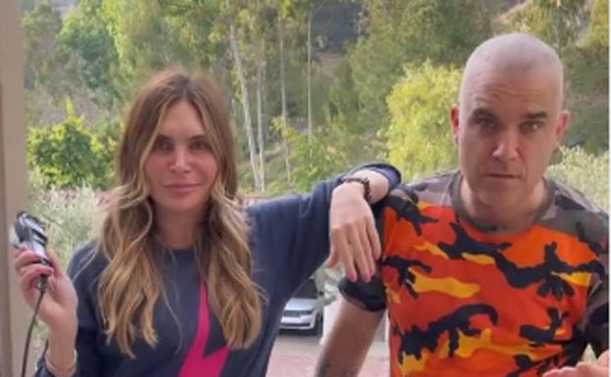 Robbie Williams y su mujer Ayda Field, tras el cortado de pelo. 