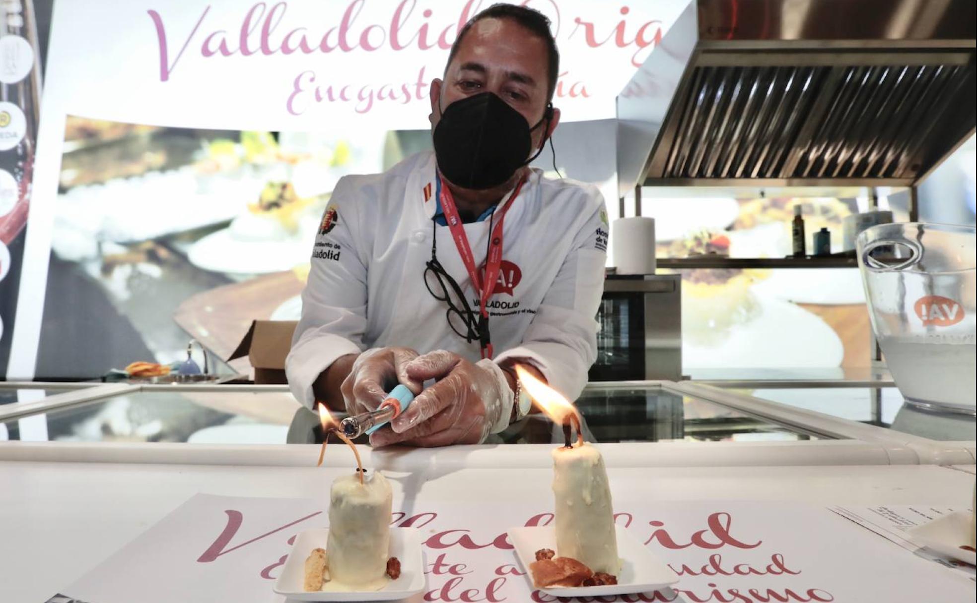 El cocinero Antonio González, de Los Zagales de Valladolid, enciende la mecha comestible de su tapa 'Velada perfecta'. 