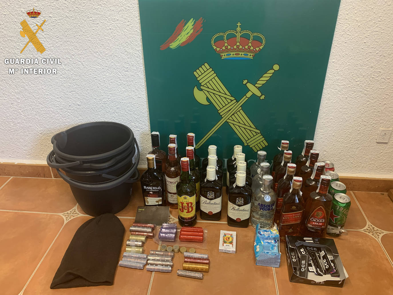 Artículos robados del bazar y recuperados por la Guardia Civil.