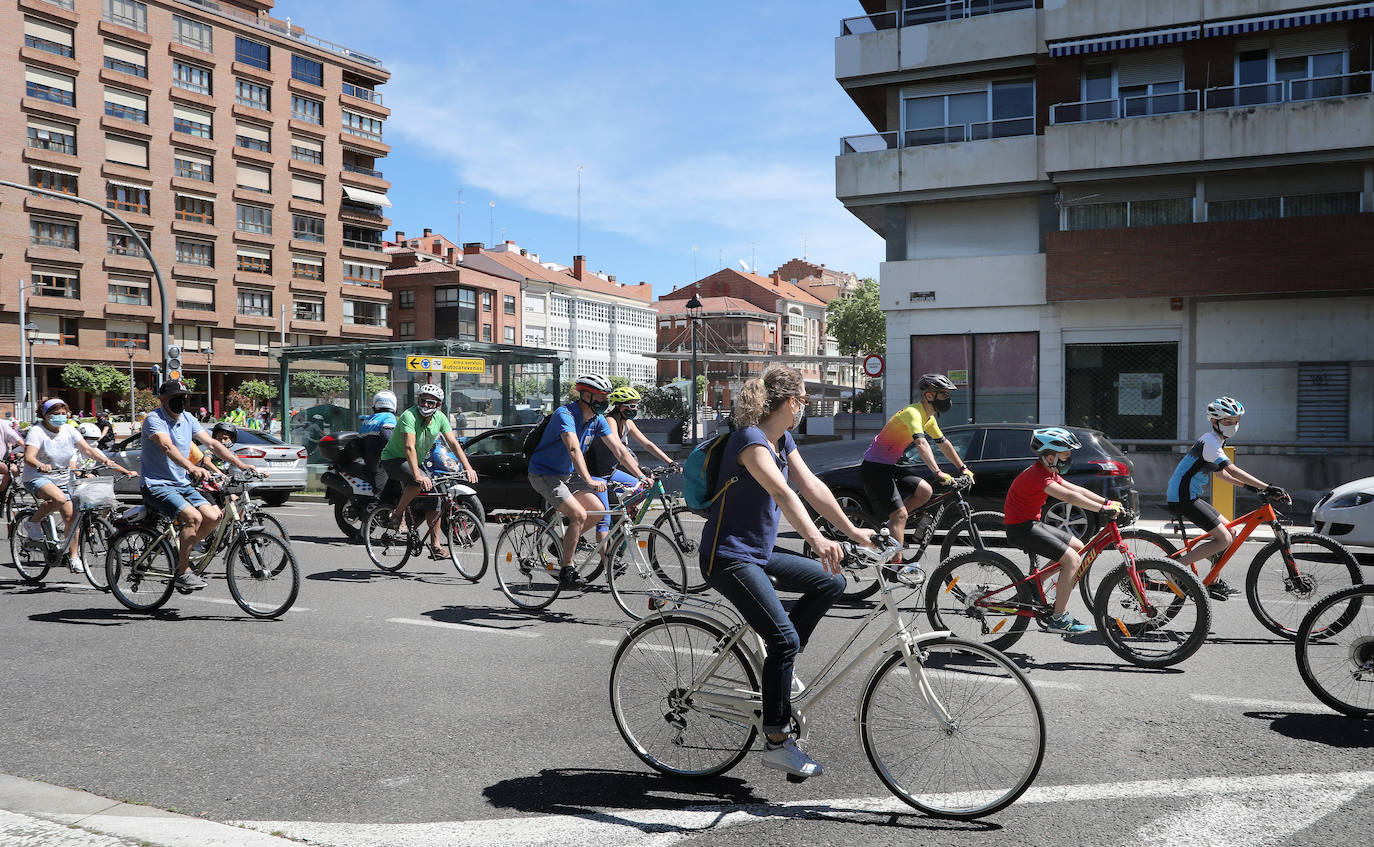 Más de noventa ciclistas recorrieron algunas de las principales calles de Palencia esta mañana