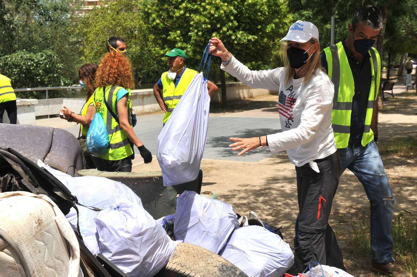 Los voluntarios, con algunos de los enseres retirados del río y de la ribera del Pisuerga. 