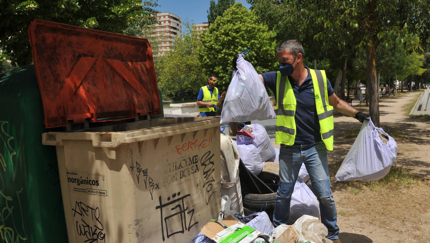 Los voluntarios, con algunos de los enseres retirados del río y de la ribera del Pisuerga. 