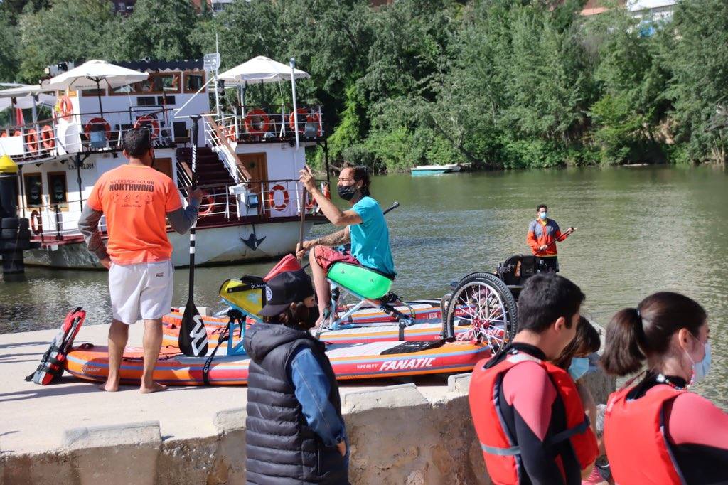 Los voluntarios, con algunos de los enseres retirados del río y de la ribera del Pisuerga. 