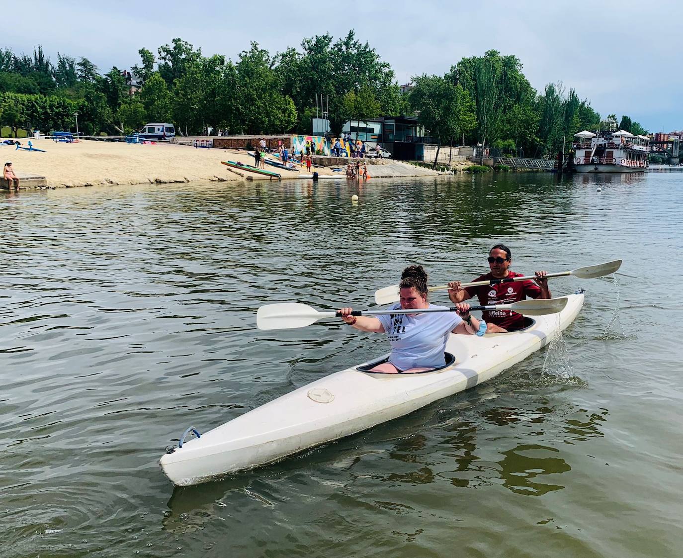 Los voluntarios, con algunos de los enseres retirados del río y de la ribera del Pisuerga. 