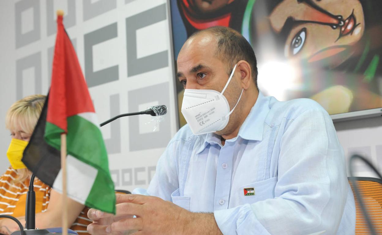 Mohamed Labat, durante la presentación de la marcha en apoyo del pueblo saharaui. 
