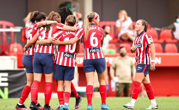 Las jugadoras del Atlético de Madrid felicitan a Carmen Álvarez (dorsal 31) tras marcar su gol. 