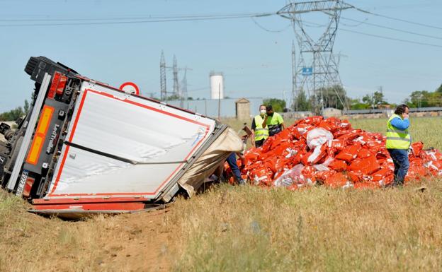 Camión accidentado en La Mudarra (Valladolid).