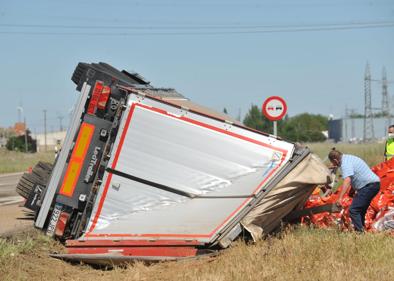 Imagen secundaria 1 - Camión accidentado en La Mudarra (Valladolid).
