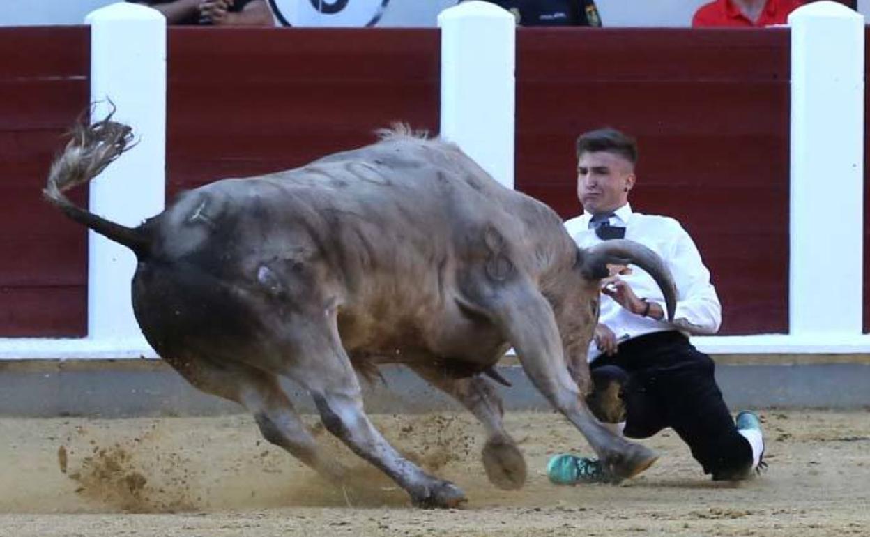 Rubio, en una de los dos cogidas que sufrió.