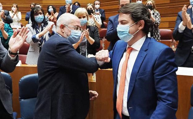 Francisco Igea y Alfonso Fernández Mañueco celebran el triunfo en la moción de censura. 