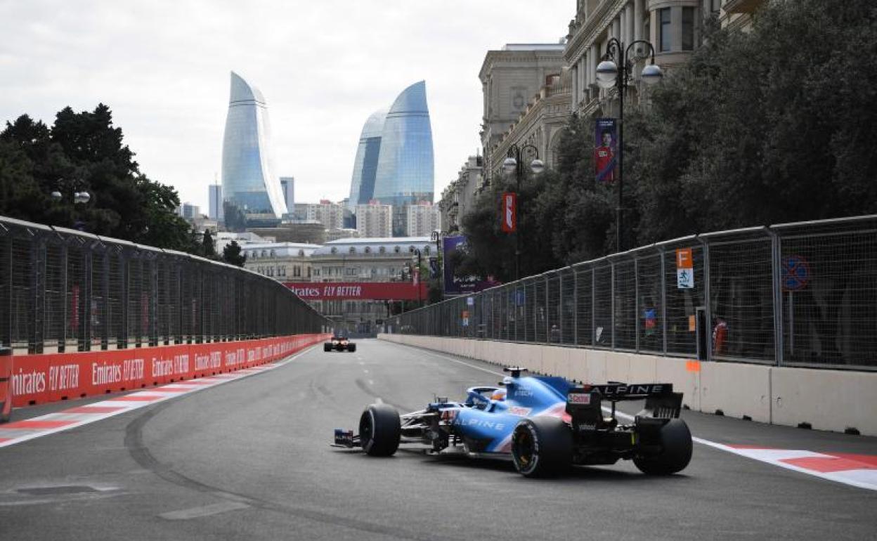 Alonso con el Alpine en el circuito de Bakú