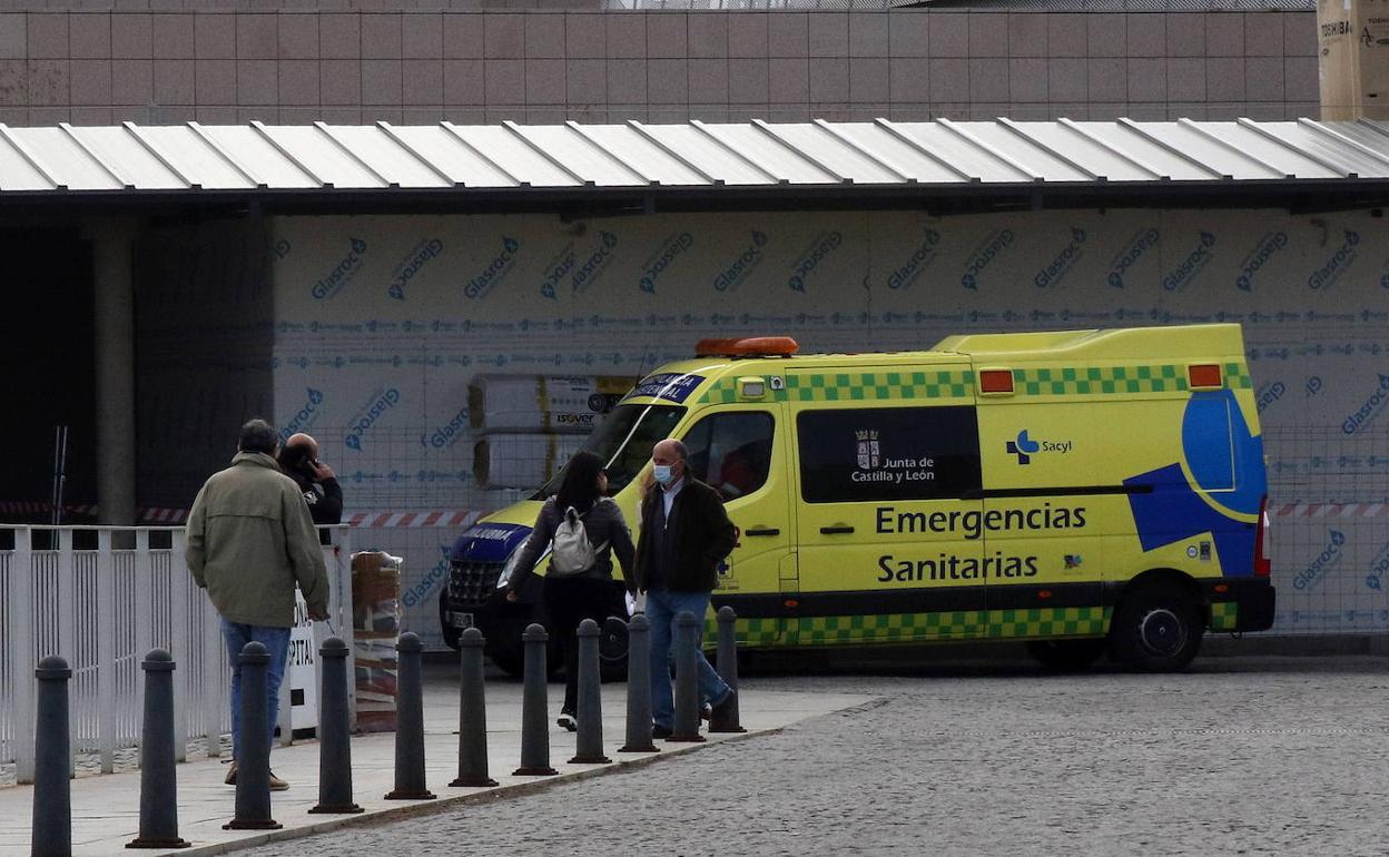 Una ambulancia, en el Hospital General de Segovia