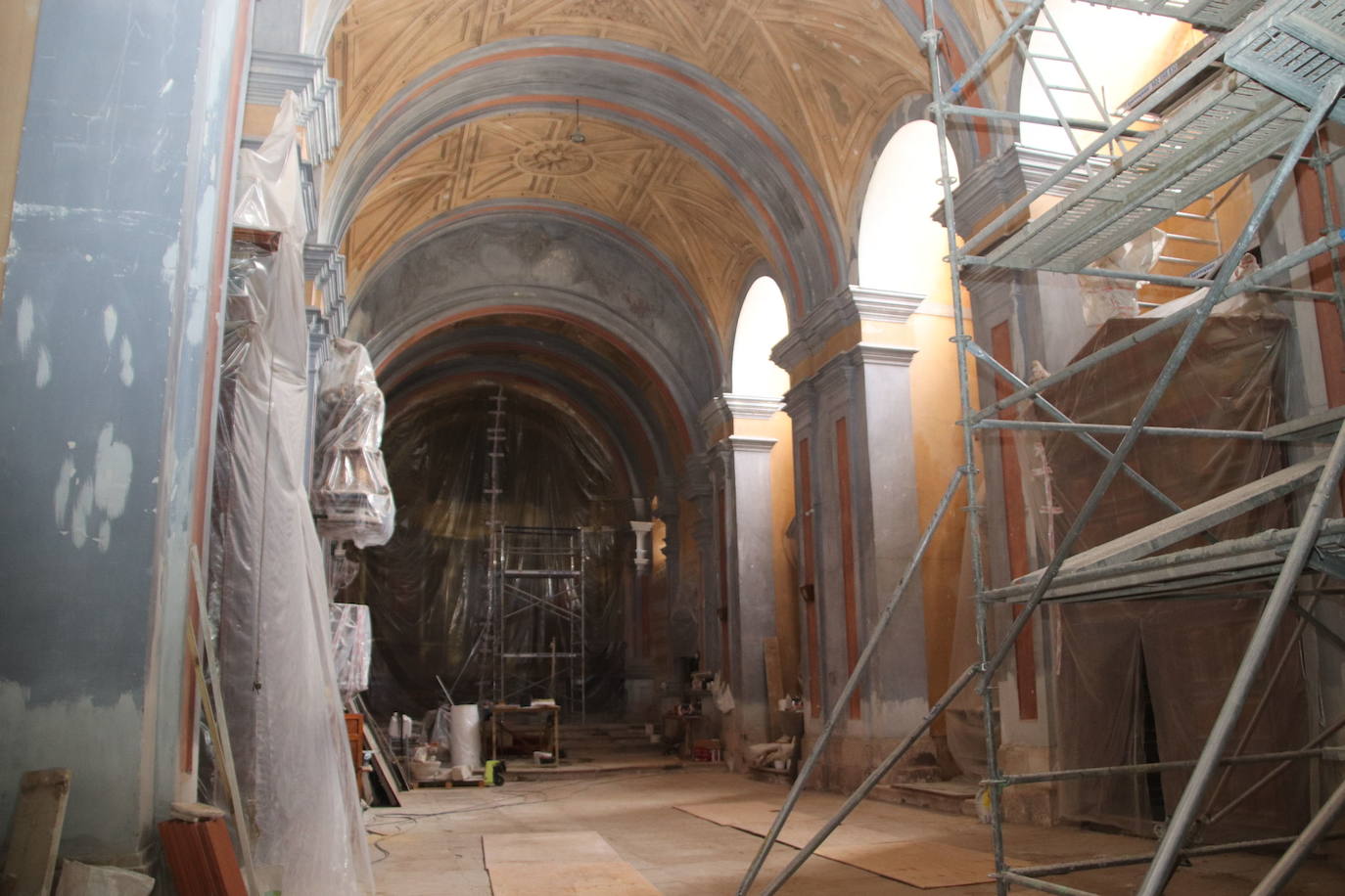 Obras y andamios en el interior del templo de Santa María de la Cuesta.